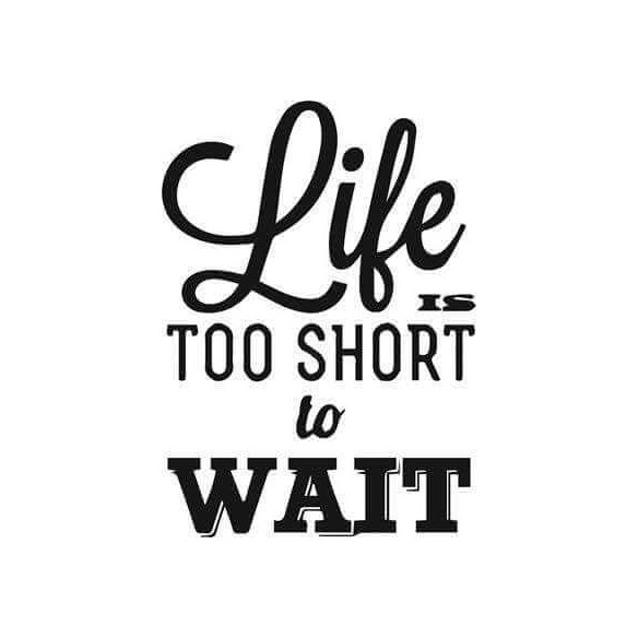 Adesivo Decorativo Life Is Too Short To Wait Medida 0,59x0,81 Metros (A vida é muito curta para esperar)